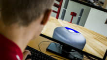 Pelaaja pelaa Robot Vacuum Simulator 2013 -peliä tietokoneella