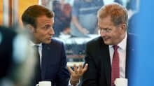 Emmanuel Macron ja Sauli Niinistö torikahveilla Kauppatorilla.