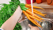 lapsi pesee porkkanoita