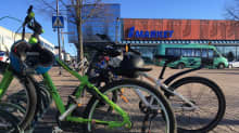 Polkupyöriä parkissa Haminassa.