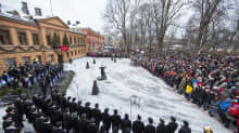 Kansa kuuntelee, kun Turun kaupungin protokollapäällikkö Mika Akkanen julistaa joulurauhan Turussa jouluaattona.