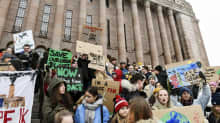 Koululaiset osoittivat mieltään ilmastonmuutosta vastaan eduskuntatalon edustalla Helsingissä 11. tammikuuta.