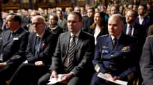 Puolustusministeri Jussi Niinistö ja puolustusvoimain komentaja kenraali Jarmo Lindberg (oik.) 228. valtakunnallisen maanpuolustuskurssin avajaisissa Helsingin Säätytalolla maanantaina 21. tammikuuta.