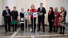 Koko oppositio, Paavo Väyrynen ( vas.), RKP:n Veronica Rehn-Kivi, perussuomalaisten Leena Meri, SDP:n Maria Guzenina ja Antti Lindtman, vihreiden Outi Alanko-Kahiluoto, vasemmisoliiton Aino-Kaisa Pekonen ja KD:n Päivi Räsänen   järjestivät yhteisen tiedotustilaisuuden koskien vanhusten hoitoa eduskunnan valtiosalissa 5. helmikuuta 2019. 