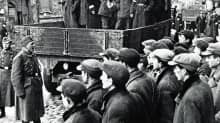 Juutalaisia siirretään Varsovan ghetosta 1941.