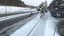 Luminen pyörätie ja sula ajorata.