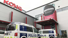 Poliisiautoja kauppakeksuksen edustalla.