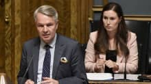 Ulkoministeri Pekka Haavisto (vihr.) ja pääministeri Sanna Marin (SDP) eduskunnan täysistunnossa Helsingissä 17. joulukuuta.