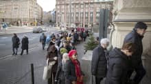 Ihmiset jonottavat Schjerfbeckin näyttelyyn Ateneumin edustalla.