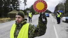 Varusmies pysäytti liikennettä Uudenmaan ja Varsinais-Suomen rajalla kantatiellä 52 Raaseporissa.