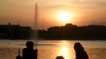 Ulkoilijoita auringonlaskun aikaan Tokoinrannassa Helsingissä lauantaina 26. syyskuuta.