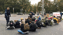 Gif-animaatiossa poliisi kaasuttaa mielenosoittajia Helsingissä.