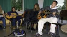 Koululaisia musiikin tunnilla