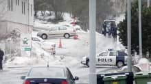 Poliisi pidättää nuorta miestä kadulla Turussa.
