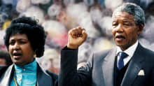 Nelson Mandela tervehtii väkijoukkoa Sowetossa Etelä-Afrikassa vierellään vaimonsa Winnie Mandela kaksi päivää sen jälkeen, kun hänet oli vapautettu vankeudesta. Nelson Mandela pitää kättään kohotettuna nyrkissä.