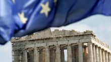 EU-lippu ja Parthenonin temppeli Ateenassa.