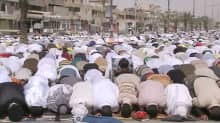 Shiiamuslimit kokoontuvat rukoilemaan Bagdadin Sadr Cityssä.