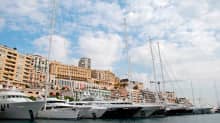Huvijahteja ja kookkaita purjeveneitä Monacon satamassa.
