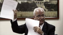 Palestiinalaisten rauhanneuvottelija Saeb Erekat puhumassa toimittajille lehdistötilaisuudessa.