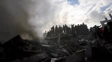 Palestiinalaisia lähellä Hamas-johtaja Nizar Rayanin tuhoutunutta taloa 1. tammikuuta.