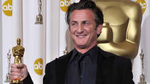 Sean Penn pitelee Oskar-palkintoansa.