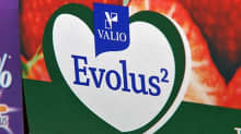 Yksityiskohtainen kuva Valion Evolus-tuotteesta. Valion ja Evoluksen logot.