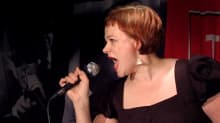 Paula Lehtomäki laulaa karaokea.