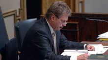 Sauli Niinistö lukee eduskunnan esityslistaa.
