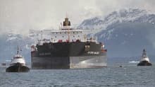 Exxon Valdez -tankkeria hinataan ulos Prince Williams -salmesta, missä se ajoi karille maaliskuussa 1989.