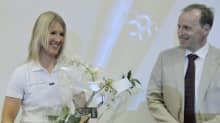 Sari Multala sai kukkia MM-pronssinsa kunniaksi Purjehtijaliiton valmennuspäällikkö Esko Rechardtilta.