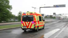 Ambulanssi kiidättää loukkaantuneita sairaalahoitoon Hyvinkäällä 26. toukokuuta 2012.