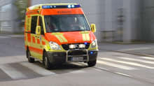 Ambulanssi hälytysajossa.