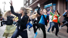 Nuoret tanssivat kadulla flash mob -tapahtumassa Kiovassa.