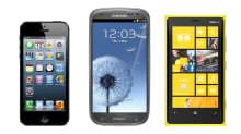 Kuvassa vasemmalta lukien älypuhelimet iPhone, Samsung ja  Nokia. 