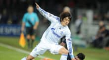 Schalken Atsuto Uchida vie pallon Montpellierin Remy Cabellan nenän edestä.