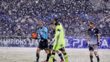 Erotuomari keskeytti Dinamo Zagrebin ja Dynamo Kiovan välisen ottelun noin vartiksi lumisateen takia.
