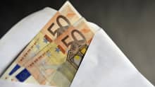 Kaksi 50 euron seteliä kirjekuoressa.
