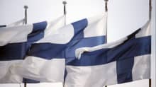 Suomen lippuja liehuu saloissa.