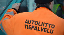 Autoliiton tiepalvelu teksti haalarin selässä