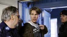 Näyttelijä Matti Ristinen keskellä (roolinimi Pirunpellossa Tommi).