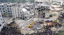 Pelastusoperaatio 25. huhtikuuta romahtaneella tehdasrakennuksella Dhakassa, Bangladeshissa.