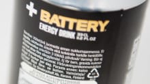 Varoitusteksti Battery-energiajuomapurkin kyljessä.