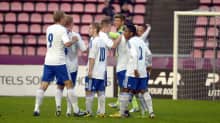 Suomen alle 21-vuotiaiden maajoukkueen pelaajat juhlivat maalia.