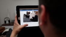 Mies selaa Facebookia iPadilla. 