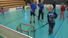 Lapsia viettämässä syyslomaa urheillen Seinäjoen urheilutalolla.