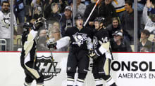 Olli Määttä juhlii Pittsburgh Penguins
