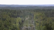 Energiayhtiö Fortum tarkistaa sähköverkkojen kuntoa kuvaamalla helikopterista Korppoossa Länsi-Turunmaalla 14. syyskuuta 2012. 