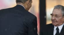 Yhdysvaltain presidentti Barack Obama (vas.) ja Kuuban presidentti Raul Castro tapasivat Nelson Mandelan muistojuhlassa.