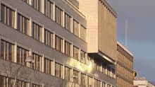 Tampereen kaupungin virastotalon ikkunoita auringonvalossa.