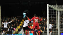 Fulham-pelaajat tuulettavat Liverpoolin Kolo Touren oman maalin jälkeen.